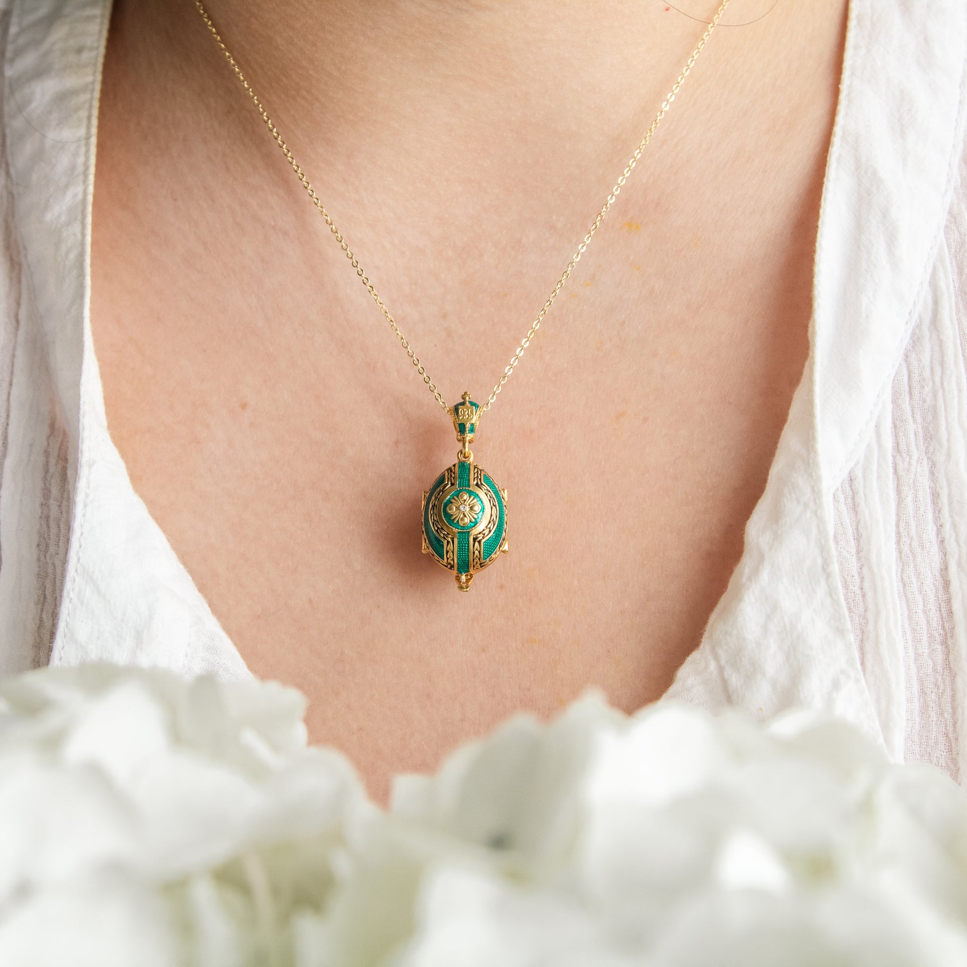 Pendentif Maçonnique L'Equerre et le Compas/ Oeuf Faberge Pendentif Maçonnique L'Equerre et le Compas/ Oeuf Faberge